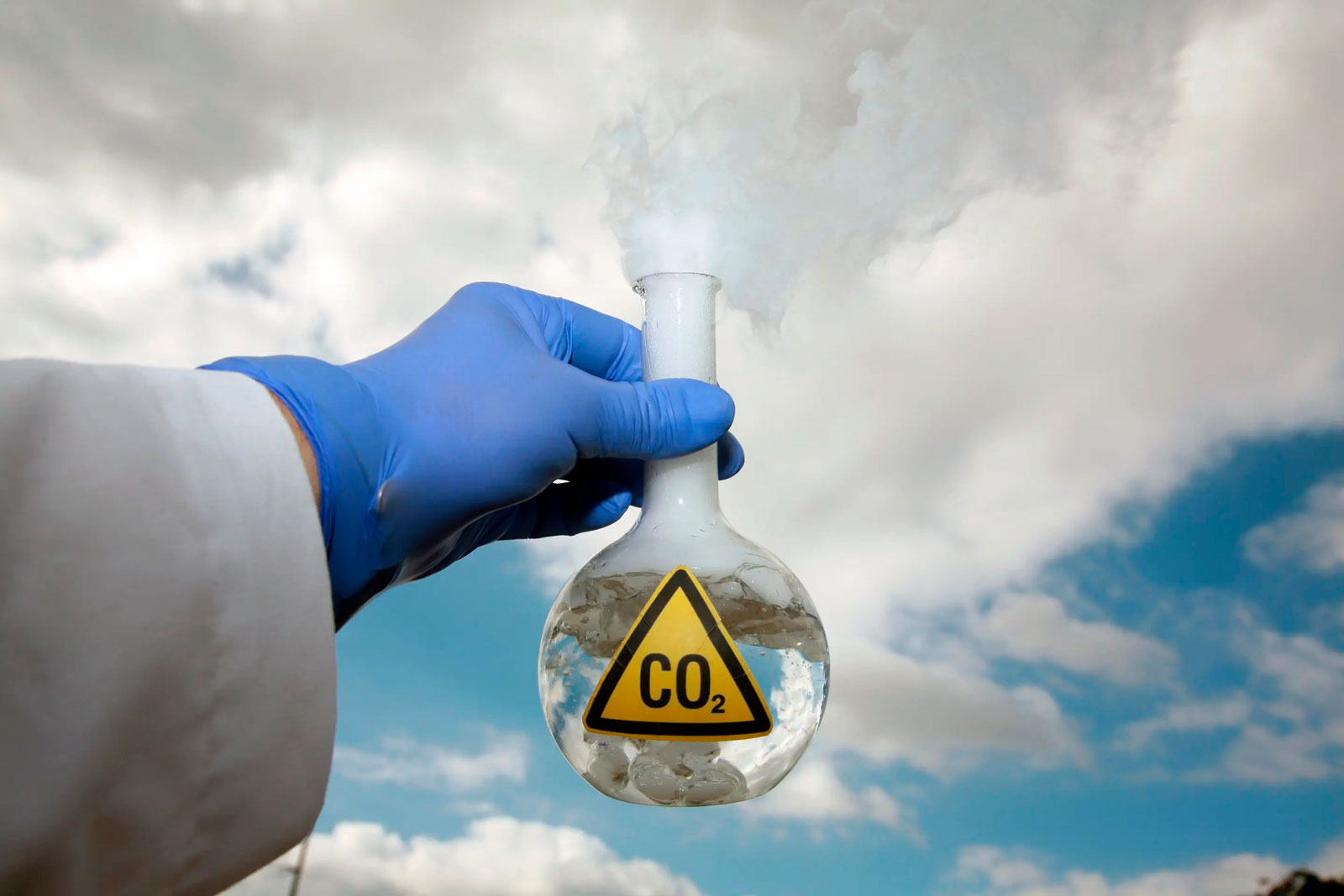 CO2: Qué es, cómo se obtiene y cuáles son sus usos en el sector industrial