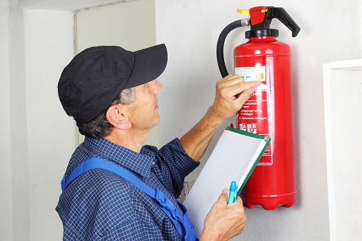 Inspector de extintores inspeccionando extintor